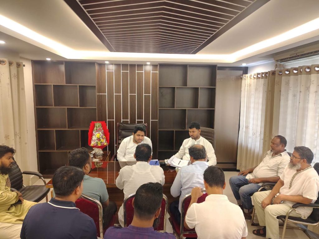 নারায়ণগঞ্জ সদরে সাধারণ মানুষের মুখোমুখি এমপি আব্দুল্লাহ আল আমিন, শুনলেন সমস্যা ও সমাধানের কথা