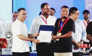 প্রধানমন্ত্রীর হাত থেকে জাতীয় মৎস্য পদক ও স্বর্ণপদক পেলো নোয়াখালীর আলা উদ্দিন
