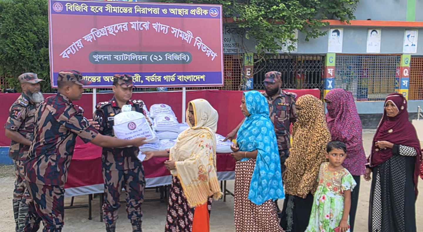 ভারতের ইছামতীর পানিতে প্লাবিত বেনাপোলে ১০০ পরিবার পেল বিজিবির ত্রাণ