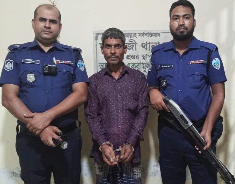 ফুলগাজীতে দুই মামলার ওয়ারেন্টভুক্ত আসামি ও মাদক কারবারি গ্রেফতার