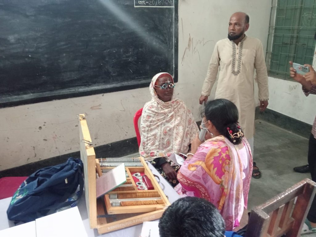 বেনাপোলে বিনামূল্যে চক্ষু চিকিৎসা সেবা নিলেন প্রায় ১৫০০ রোগী, দেওয়া হলো খাবার