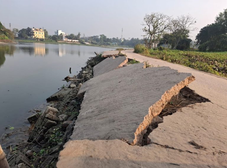 রূপগঞ্জের মুশরী-তেলিপাড়া-টানমুশরীসড়ক ধসে চলাচলের অনুপযোগী
