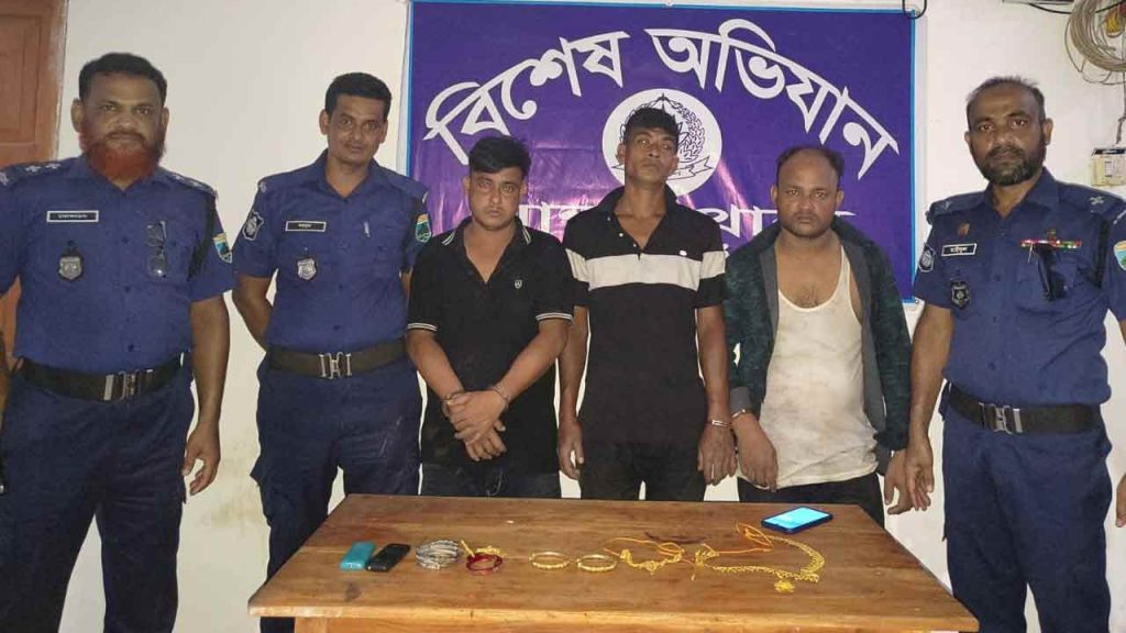 নওগাঁ ভুয়া ডিবি পুলিশ পরিচয়ে লুট, গ্রেফতার-৩