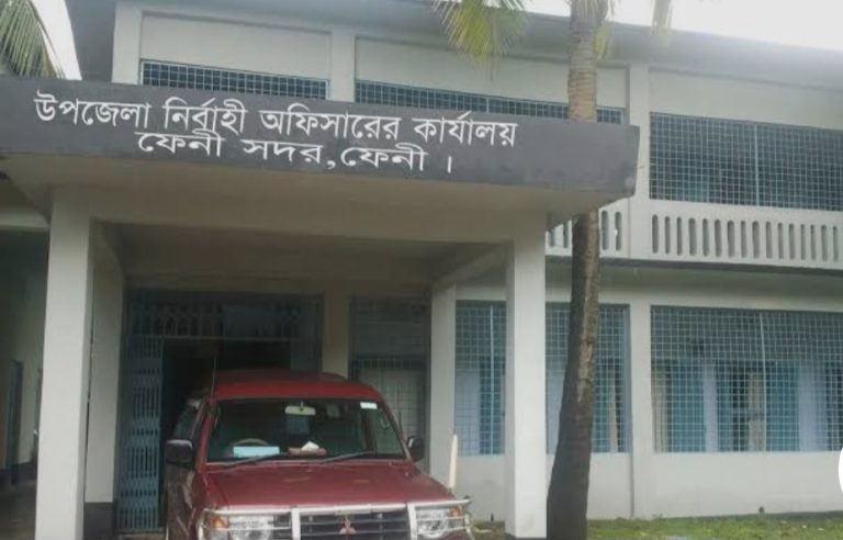 ফ্যামেলি কার্ডের সুপার ভাইজারের তালিকা গরমিলের প্রতিবাদে ফেনী সদর ইউ এনও অফিস ঘেরাও, ভিক্ষোব