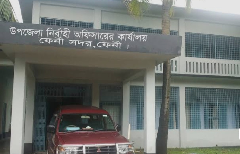 ফ্যামেলি কার্ডের সুপার ভাইজারের তালিকা গরমিলের প্রতিবাদে ফেনী সদর ইউ এনও অফিস ঘেরাও, ভিক্ষোব