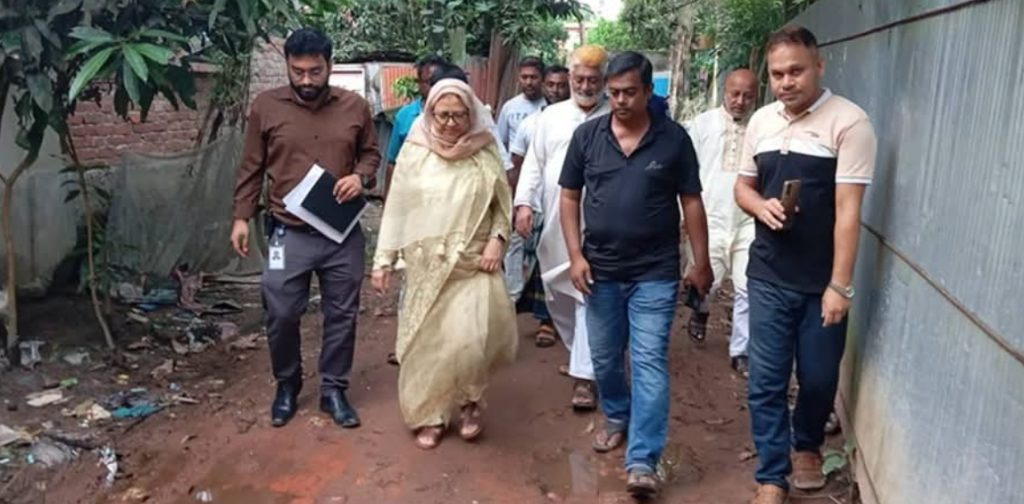 চৌদ্দগ্রামে জরাজীর্ণ সড়ক পরিদর্শনে সংরক্ষিত নারী সংসদ সদস্য রাশেদা বেগম হীরা