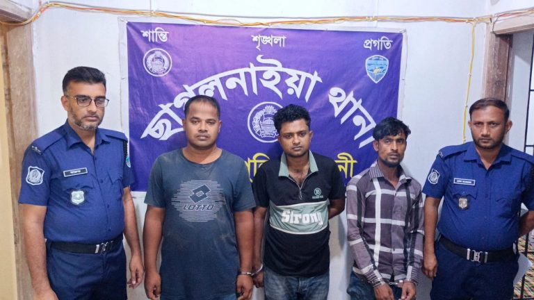 পুলিশ পরিচয়ে মোবাইল তল্লাশি, ছাগলনাইয়ায় তিন যুবক আটক।