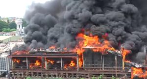 মহাখালীর ৭ তলা ভবনে ভয়াবহ আগুন: নিয়ন্ত্রণে কাজ করছে ফায়ার সার্ভিসের ৩টি ইউনিট