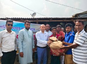 নারায়ণপুরে বন্যার্তদের মাঝে ত্রাণ বিতরণ করলেন জেলা প্রশাসক