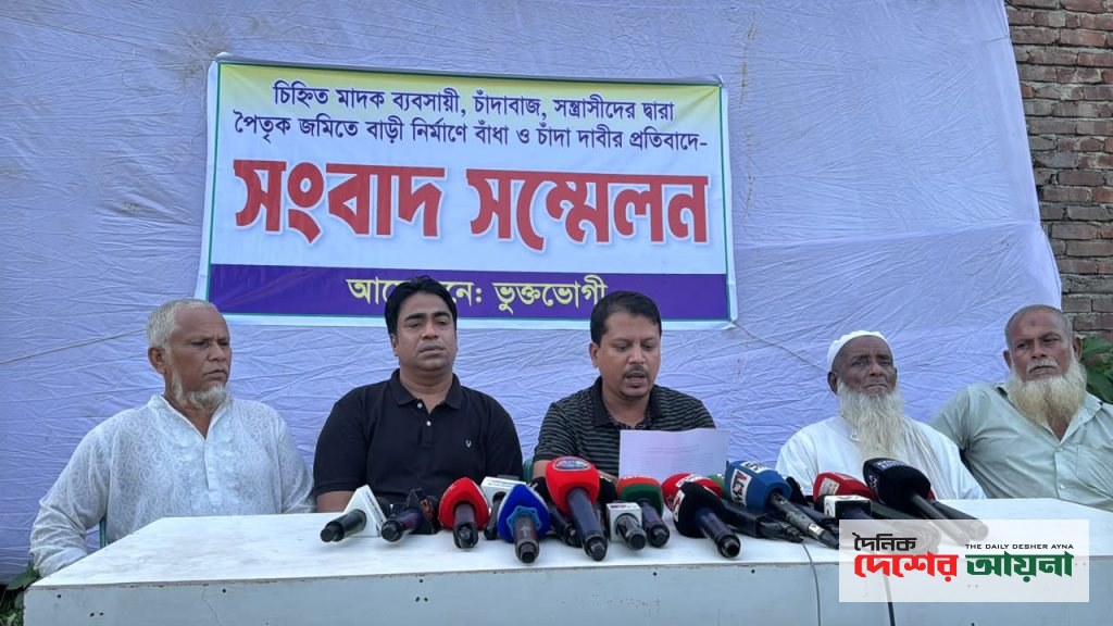 চৌদ্দগ্রামে পৈতৃক জমিতে বাড়ি নির্মাণকালে সন্ত্রাসীদের বাধা