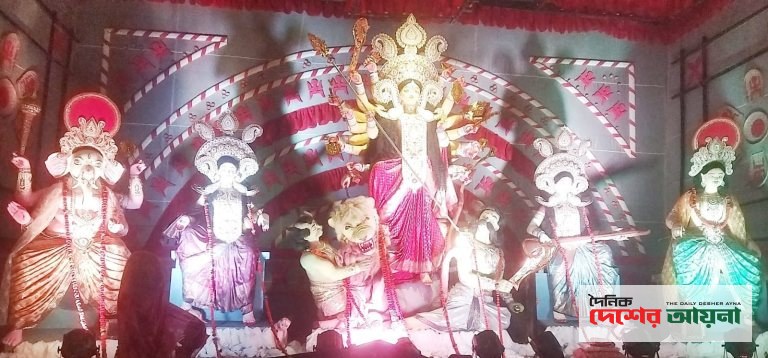 চট্টগ্রামের হালিশহর গলিচিপা ও দক্ষিণ কাট্টলীতে অশ্রুসজল চোখে দেবীকে বিদায়