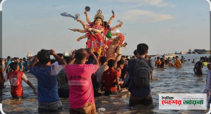 কুতুবদিয়া সমুদ্র সৈকতে প্রতিমা বিসর্জনে হাজারো মানুষের মিলন মেলা