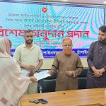 চাঁপাইনবাবগঞ্জে ২৫ অসহায় ব্যক্তিকে অনুদানের চেক দিলেন এমপি বুলবুল