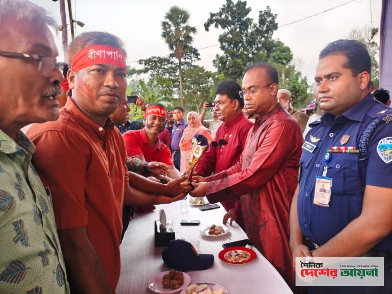 ফেনী জেলার শ্রেষ্ঠ দূর্গাপূজা মণ্ডপ অ্যাওয়ার্ড পুরস্কার পেল বীণাপাণি ক্লাব