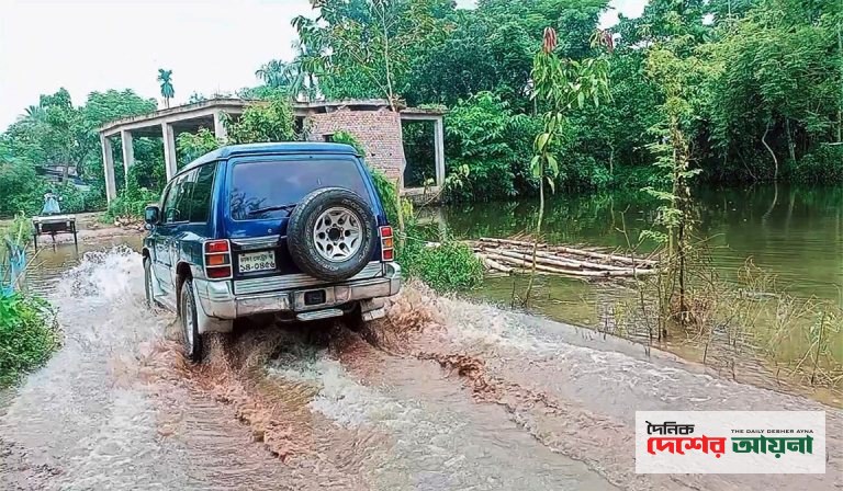 যশোরের বেনাপোল-খড়িডাঙ্গা পাকা সড়কে সৃষ্টি হয়েছে স্থায়ী জলাবদ্ধতা, দুর্ভোগে ১০ গ্রামের মানুষ