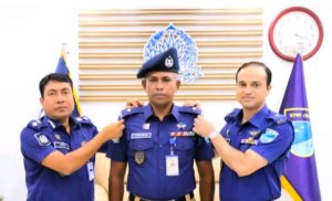 নারায়ণগঞ্জে এসআই থেকে পরিদর্শক পদে পদোন্নতি, র‍্যাংক ব্যাজ পরালেন পুলিশ সুপার