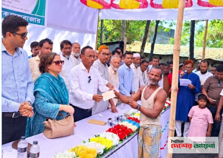 কুতুবদিয়ায় অগ্নিকাণ্ডে ক্ষতিগ্রস্তদের মাঝে ৭ লাখ টাকার চেক ও ত্রাণ সমগ্র বিতরণ