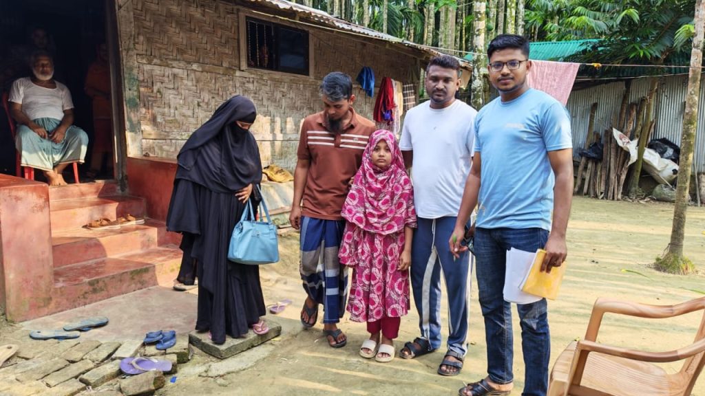 অপহরণকৃত কন্যা শিশুকে উদ্ধার করে ফিরিয়ে দিয়েছেন উপজেলা কর্মকর্তা এবং সমাজসেবা অফিসার