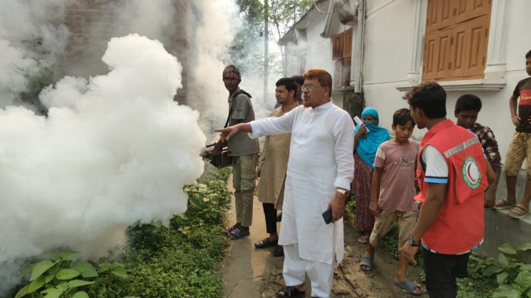 চাঁপাইনবাবগঞ্জ ডেঙ্গু প্রতিরোধে ৬নং ওয়ার্ডে মশক নিধন  বিশেষ অভিযান