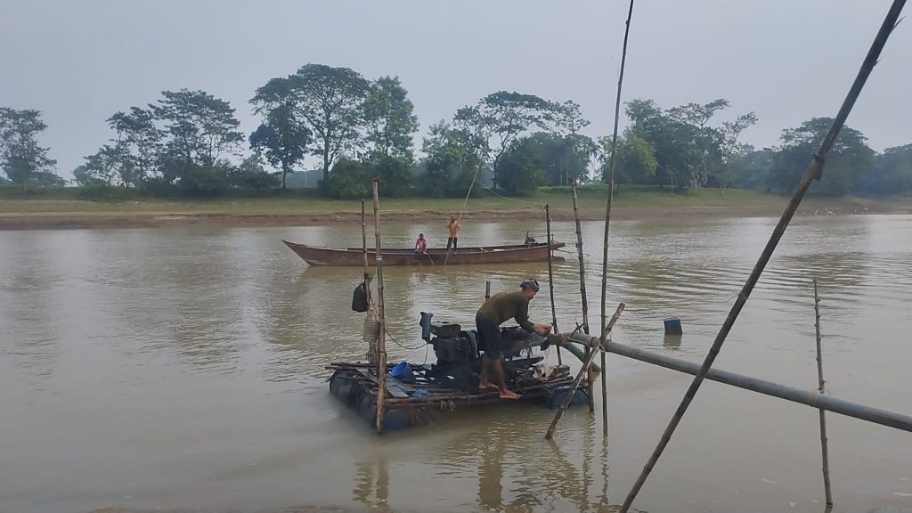 পূর্বধলার ঘাগড়ায় অবৈধ বালু উত্তোলন বিরোধী অভিযান, ড্রেজার মেশিন জব্দ