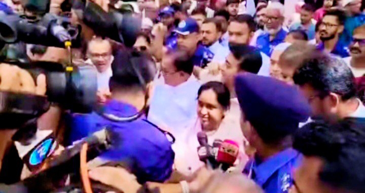 নারায়ণগঞ্জ আদালত প্রাঙ্গণে সেলিনা হায়াৎ আইভীর সরব উপস্থিতি: জয় বাংলা কে দাবিয়ে রাখা যাবে না