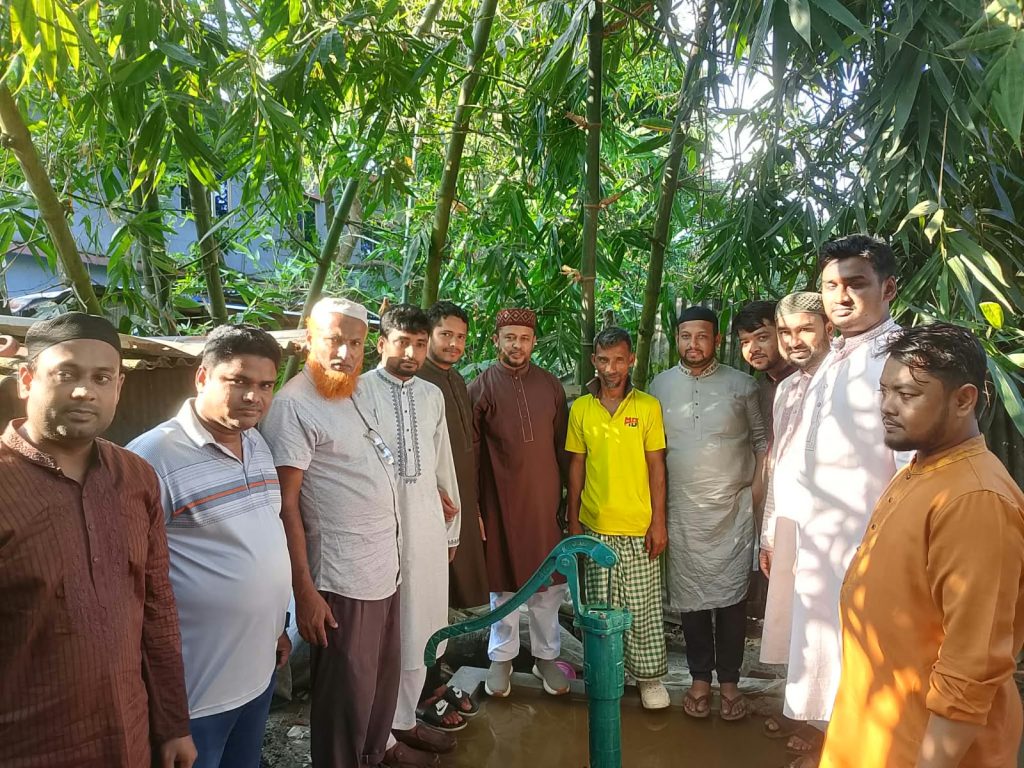 মুন্সিরহাটে বাবুল মিয়াজির পরিবারকে টিউবওয়েল উপহার