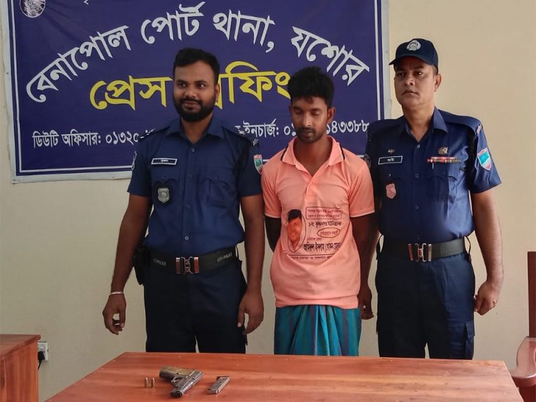 বেনাপোলে পিস্তল, গুলি ও ম্যাগাজিনসহ ভ্যান চালক আটক