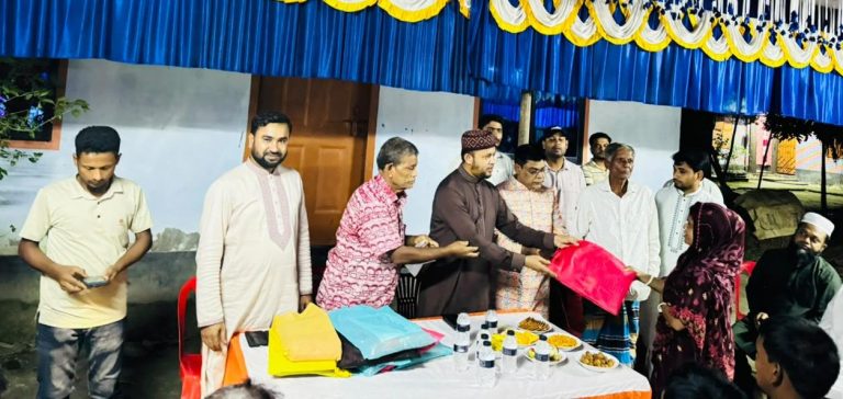 চৌদ্দগ্রামে অসচ্ছল হিন্দু নারীদের মাঝে শাড়ি উপহার বিতরণ