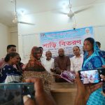 মদনে শারদীয় দুর্গাপূজার উপলক্ষে অসহায় হিন্দুসম্প্রদায়ে মাঝে শাড়ী বিতরন