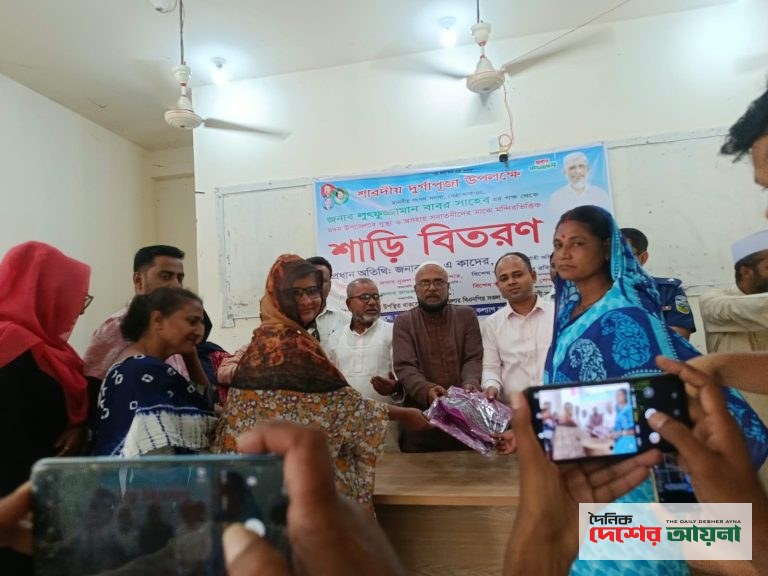মদনে শারদীয় দুর্গাপূজার উপলক্ষে অসহায় হিন্দুসম্প্রদায়ে মাঝে শাড়ী বিতরন