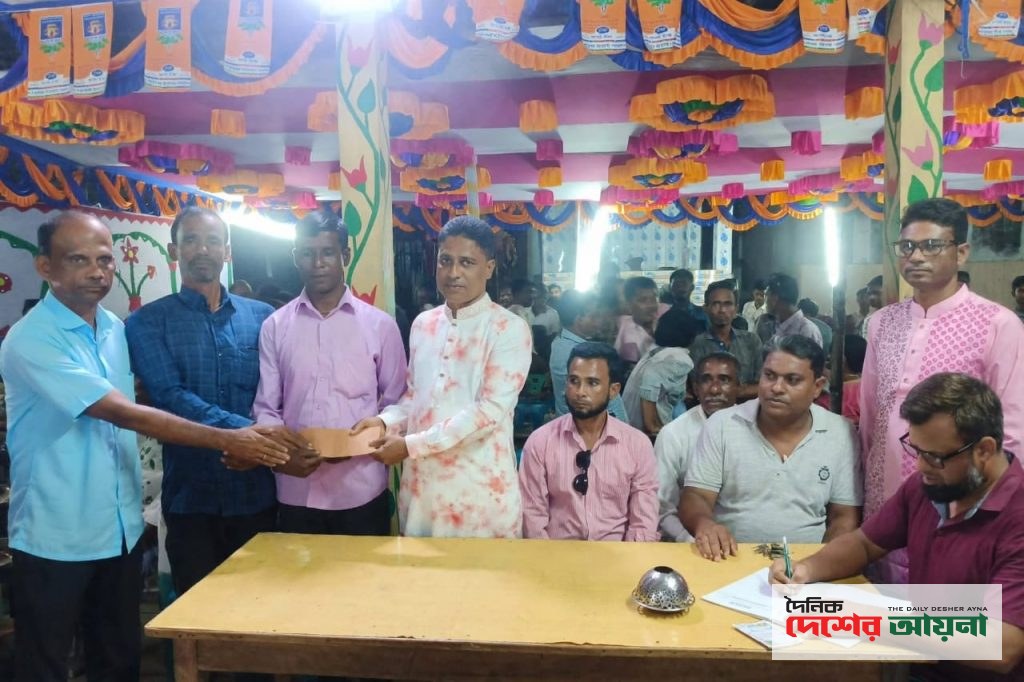 কেন্দুয়ায় বিভিন্ন পূজা মণ্ডপ পরিদর্শন করলেন চেয়ারম্যান পদপ্রার্থী মাইন উদ্দিন এবং আর্থিক সহায়তা করে