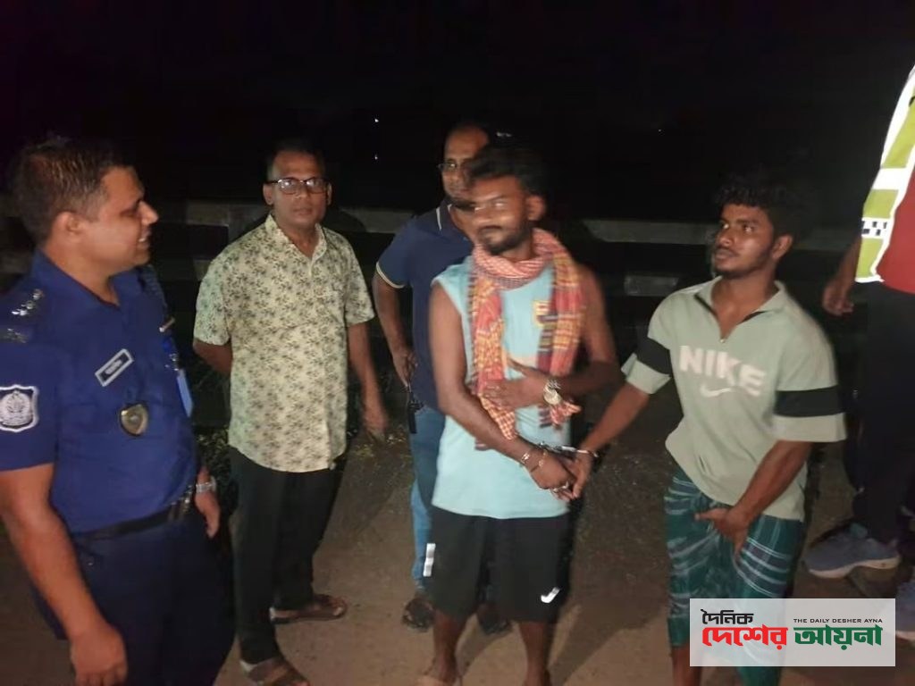 নরসিংদীতে রায়পুরায় বিদেশি পিস্তল, গুলি ও মোটরসাইকেলসহ দুই যুবক গ্রেপ্তার