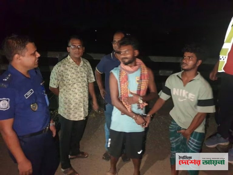 নরসিংদীতে রায়পুরায় বিদেশি পিস্তল, গুলি ও মোটরসাইকেলসহ দুই যুবক গ্রেপ্তার